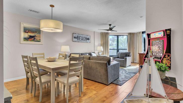 Building Shipwatch Villas - avantstay - 1396904 adresindeki bir dairede modern mobilyalarla zarif bir şekilde tasarlanmış oturma odası Isle of Palms, Isle of Palms Building Shipwatch Villas - avantstay - 1396904 adresindeki bir dairede modern mobilyalarla zarif bir şekilde tasarlanmış oturma odası Isle of Palms, Isle of Palms