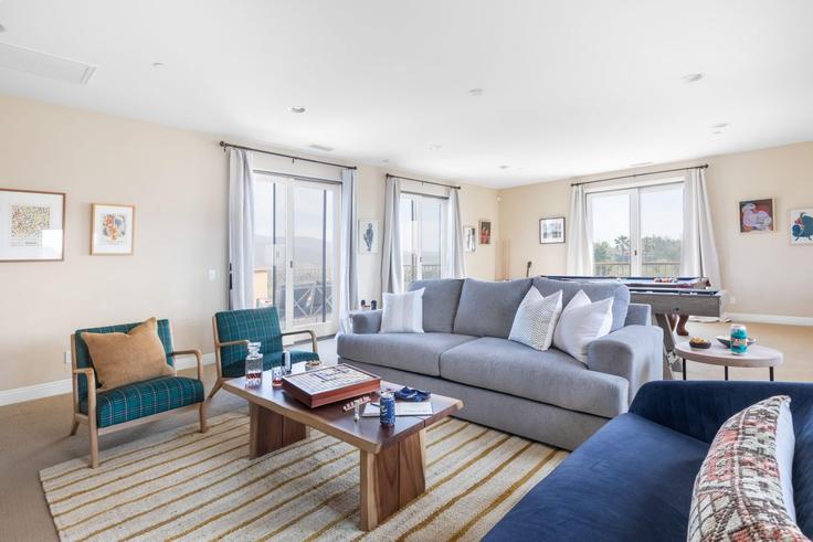 Building Calle Campo - avantstay - 1027847 - LAX adresindeki bir dairede modern mobilyalarla zarif bir şekilde tasarlanmış oturma odası Temecula, Temecula