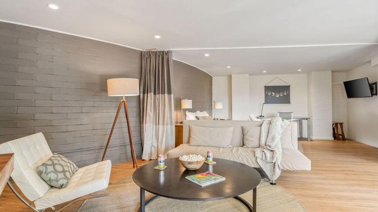 Building Piuma Road - avantstay - 1399991 adresindeki bir dairede modern mobilyalarla zarif bir şekilde tasarlanmış oturma odası Calabasas, Calabasas Building Piuma Road - avantstay - 1399991 adresindeki bir dairede modern mobilyalarla zarif bir şekilde tasarlanmış oturma odası Calabasas, Calabasas