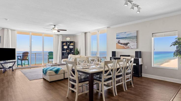 Panama City Beach Panama City BeachのBuilding Front Beach Road - avantstay - 1399931のアパートメントにある、モダンな家具を備えたエレガントなデザインのリビングルーム