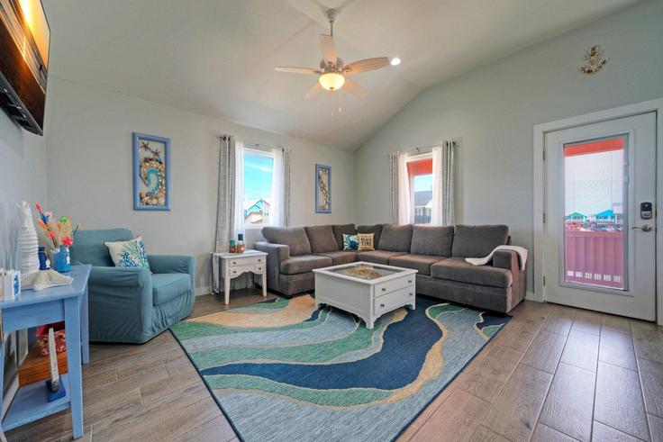 Salle de séjour élégante avec mobilier moderne dans un appartement à Building Flounder Drive - avantstay - 1241425 à Port Aransas, Port Aransas Salle de séjour élégante avec mobilier moderne dans un appartement à Building Flounder Drive - avantstay - 1241425 à Port Aransas, Port Aransas