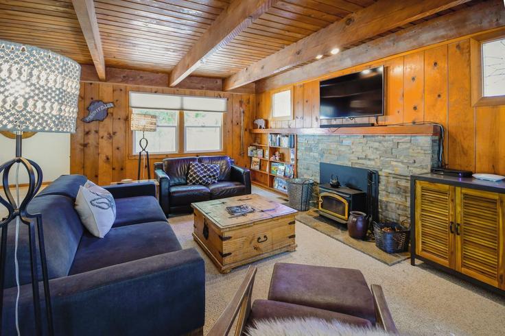 Elegant gestaltetes Wohnzimmer mit moderner Einrichtung in einer Wohnung im Building Fox Street - avantstay - 1028023 - SFO in Kings Beach, Kings Beach