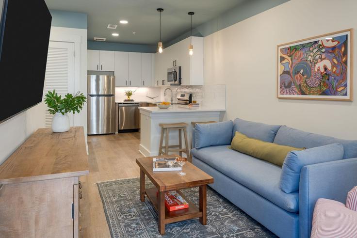 Nashville NashvilleのBuilding 12th Avenue South - avantstay - 1236857 - BNAのアパートメントにある、モダンな家具を備えたエレガントなデザインのリビングルーム