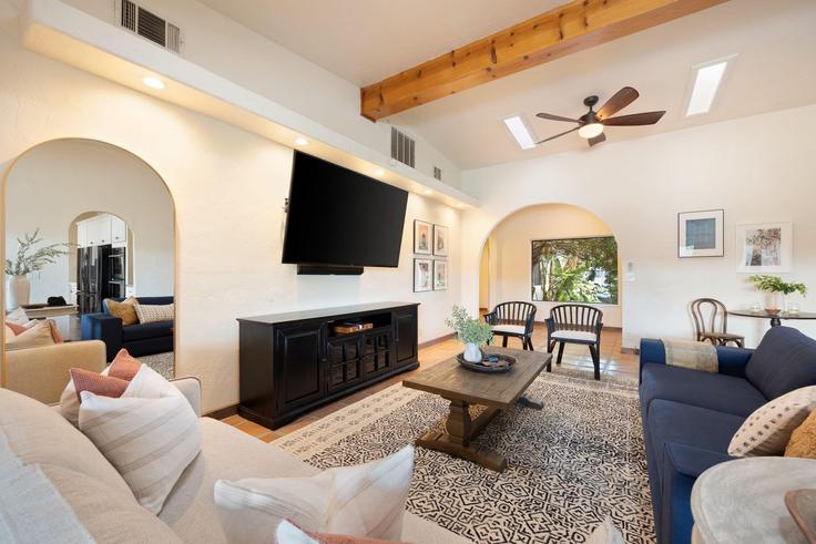 Salle de séjour élégante avec mobilier moderne dans un appartement à Building Carter Lane - avantstay - 1027842 - LAX à Bermuda Dunes, Bermuda Dunes Salle de séjour élégante avec mobilier moderne dans un appartement à Building Carter Lane - avantstay - 1027842 - LAX à Bermuda Dunes, Bermuda Dunes