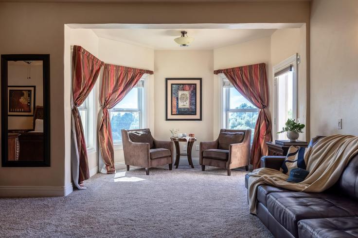 Building Loma Ventoso Lane - avantstay - 1028196 - LAX adresindeki bir dairede modern mobilyalarla zarif bir şekilde tasarlanmış oturma odası Temecula, Temecula Building Loma Ventoso Lane - avantstay - 1028196 - LAX adresindeki bir dairede modern mobilyalarla zarif bir şekilde tasarlanmış oturma odası Temecula, Temecula