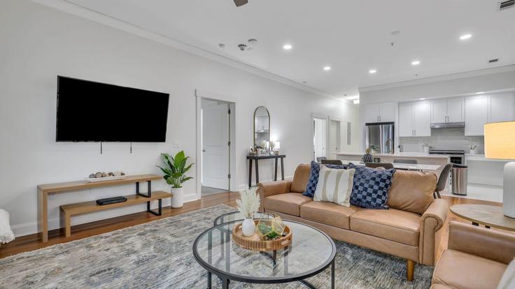 Building Montgomery Street - avantstay - 1404658 adresindeki bir dairede modern mobilyalarla zarif bir şekilde tasarlanmış oturma odası Savannah, Savannah Building Montgomery Street - avantstay - 1404658 adresindeki bir dairede modern mobilyalarla zarif bir şekilde tasarlanmış oturma odası Savannah, Savannah