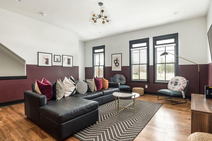 Nashville NashvilleのBuilding Monroe Street - avantstay - 1027902 - BNAのアパートメントにある、モダンな家具を備えたエレガントなデザインのリビングルーム Nashville NashvilleのBuilding Monroe Street - avantstay - 1027902 - BNAのアパートメントにある、モダンな家具を備えたエレガントなデザインのリビングルーム