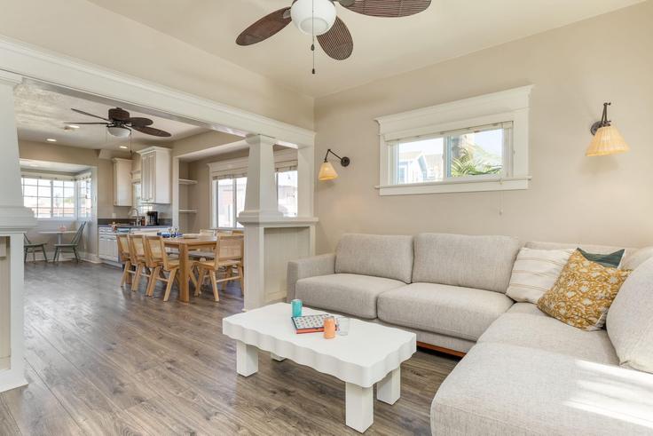 Newport Beach, Newport Beach에 위치한 Building Court Avenue - avantstay - 1027747 - LAX 유닛의 세련된 인테리어가 돋보이는 거실