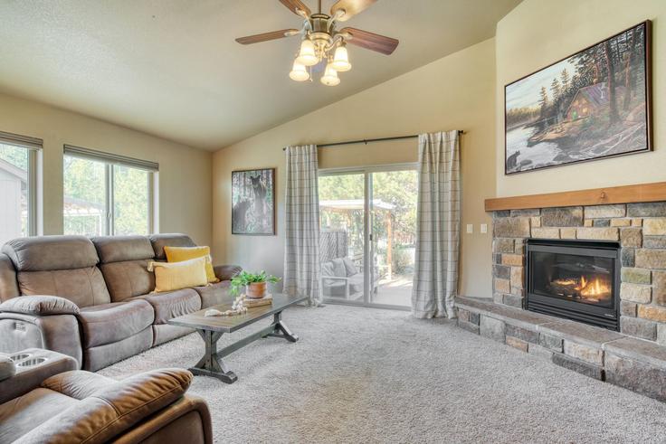 Three Rivers Three RiversのBuilding Brant Drive - avantstay - 1027731 - USAのアパートメントにある、モダンな家具を備えたエレガントなデザインのリビングルーム Three Rivers Three RiversのBuilding Brant Drive - avantstay - 1027731 - USAのアパートメントにある、モダンな家具を備えたエレガントなデザインのリビングルーム