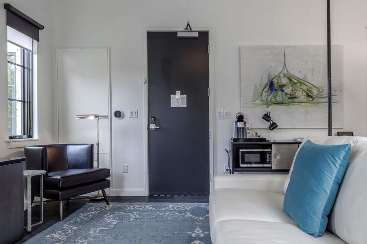 Elegant gestaltetes Wohnzimmer mit moderner Einrichtung in einer Wohnung im Building 30th Avenue North - avantstay - 1028431 - BNA in Nashville, Nashville Elegant gestaltetes Wohnzimmer mit moderner Einrichtung in einer Wohnung im Building 30th Avenue North - avantstay - 1028431 - BNA in Nashville, Nashville