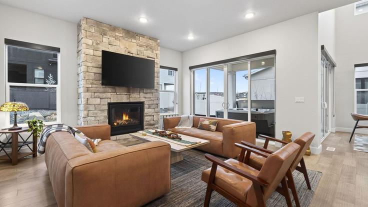 Elegante sala de estar con mobiliario moderno en un apartamento en Building Purple Poppy Lane - avantstay - 1399919 en East Basin, East Basin