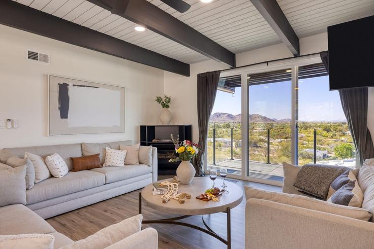 Paradise Valley, Paradise Valley에 위치한 Building East Royal Palm Road - avantstay - 1072326 - USA 유닛의 세련된 인테리어가 돋보이는 거실