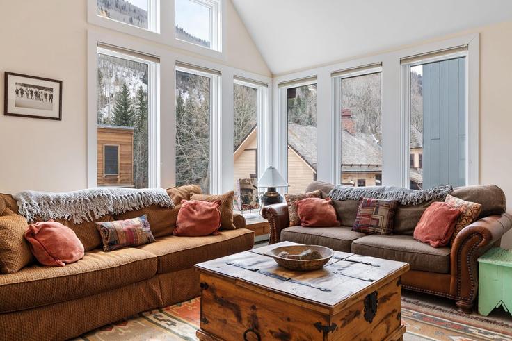 Sala de estar elegantemente projetada com móveis modernos em um apartamento no Building Depot Ave - avantstay - 1026719 em Telluride, Telluride