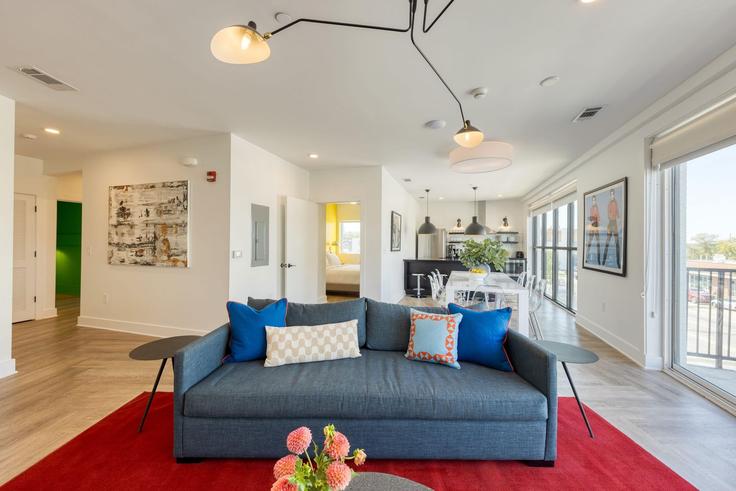 Building S 1st St - avantstay - 1031406 - BNA adresindeki bir dairede modern mobilyalarla zarif bir şekilde tasarlanmış oturma odası Nashville, Nashville