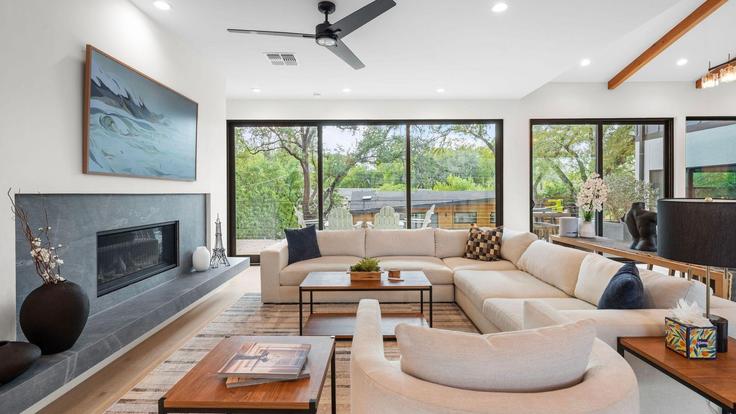 Austin AustinのBuilding Mariposa Drive - avantstay - 1396931のアパートメントにある、モダンな家具を備えたエレガントなデザインのリビングルーム