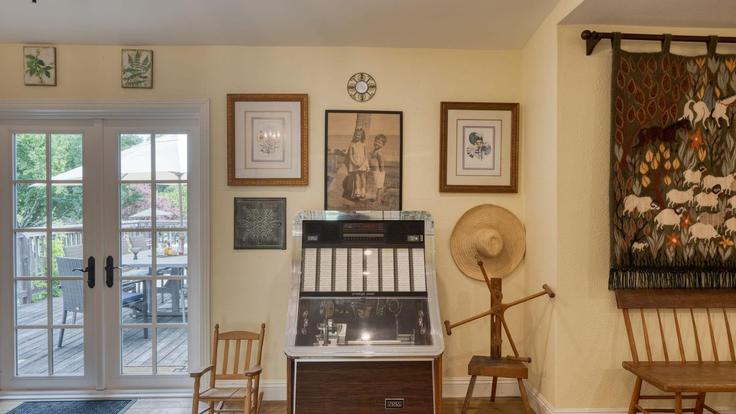 Sala de estar elegantemente projetada com móveis modernos em um apartamento no Building Bennett Valley Lane - avantstay - 1404584 em Glen Ellen, Glen Ellen