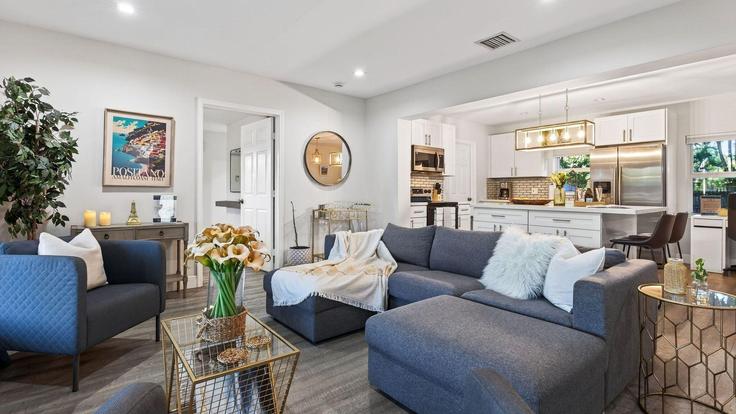 Fort Lauderdale Fort LauderdaleのBuilding Northeast 15th Street - avantstay - 1027190のアパートメントにある、モダンな家具を備えたエレガントなデザインのリビングルーム