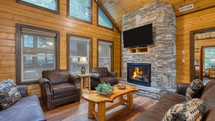 Sevierville SeviervilleのBuilding Clabo Mountain Lane - avantstay - 1404620のアパートメントにある、モダンな家具を備えたエレガントなデザインのリビングルーム