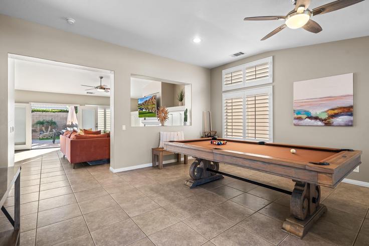 Elegante sala de estar con mobiliario moderno en un apartamento en Building William Stone Way - avantstay - 1046993 - LAX en La Quinta, La Quinta Elegante sala de estar con mobiliario moderno en un apartamento en Building William Stone Way - avantstay - 1046993 - LAX en La Quinta, La Quinta