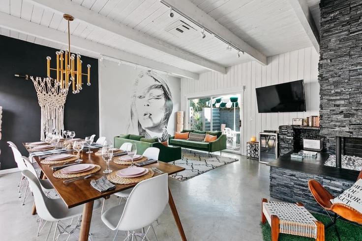 Salle de séjour élégante avec mobilier moderne dans un appartement à Building South Grenfall Road - avantstay - 1027891 - LAX à Palm Springs, Palm Springs