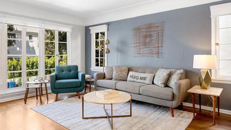 Salle de séjour élégante avec mobilier moderne dans un appartement à Building Camrose Drive - avantstay - 1399971 à Los Angeles, Los Angeles