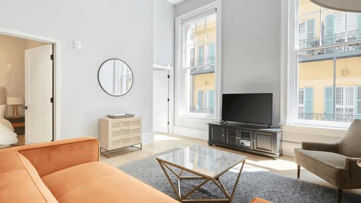 Sala de estar elegantemente projetada com móveis modernos em um apartamento no Building Canal Street - avantstay - 1399892 em New Orleans, New Orleans Sala de estar elegantemente projetada com móveis modernos em um apartamento no Building Canal Street - avantstay - 1399892 em New Orleans, New Orleans