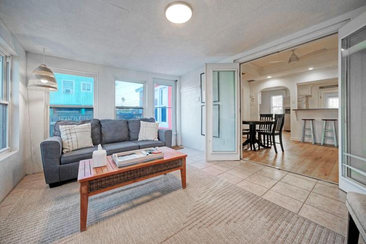 Corpus Christi Corpus ChristiのBuilding Shore Drive - avantstay - 1026818 - USAのアパートメントにある、モダンな家具を備えたエレガントなデザインのリビングルーム Corpus Christi Corpus ChristiのBuilding Shore Drive - avantstay - 1026818 - USAのアパートメントにある、モダンな家具を備えたエレガントなデザインのリビングルーム