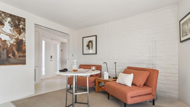Building Piuma Road - avantstay - 1399990 adresindeki bir dairede modern mobilyalarla zarif bir şekilde tasarlanmış oturma odası Calabasas, Calabasas Building Piuma Road - avantstay - 1399990 adresindeki bir dairede modern mobilyalarla zarif bir şekilde tasarlanmış oturma odası Calabasas, Calabasas