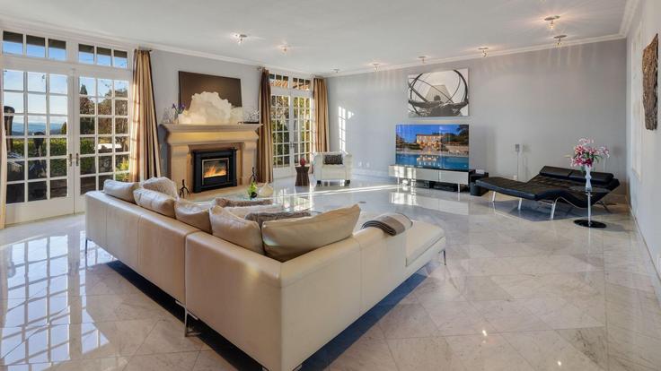 Elegante sala de estar con mobiliario moderno en un apartamento en Building Shiloh Canyon - avantstay - 1404598 en Santa Rosa, Santa Rosa