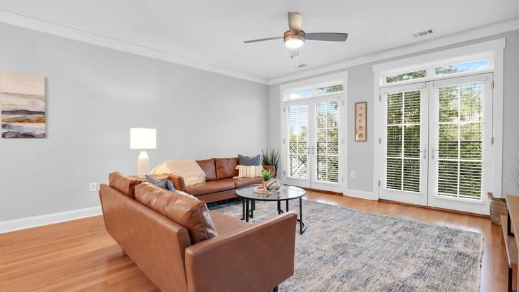 Savannah SavannahのBuilding Montgomery Street - avantstay - 1404630のアパートメントにある、モダンな家具を備えたエレガントなデザインのリビングルーム