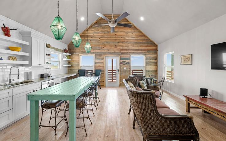 Building Laguna Village Drive - avantstay - 1038346 - USA adresindeki bir dairede modern mobilyalarla zarif bir şekilde tasarlanmış oturma odası Corpus Christi, Corpus Christi