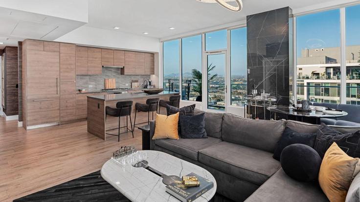 Elegante sala de estar con mobiliario moderno en un apartamento en Building Broadway - avantstay - 1404638 en San Diego, San Diego