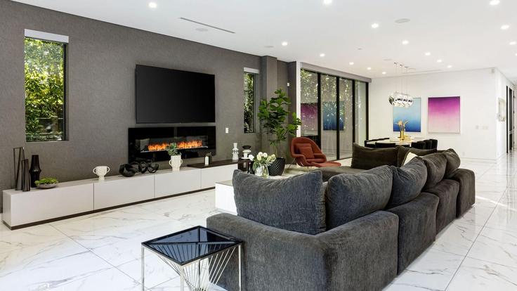 Sala de estar elegantemente projetada com móveis modernos em um apartamento no Building North Martel Avenue - avantstay - 1399995 em Los Angeles, Los Angeles Sala de estar elegantemente projetada com móveis modernos em um apartamento no Building North Martel Avenue - avantstay - 1399995 em Los Angeles, Los Angeles