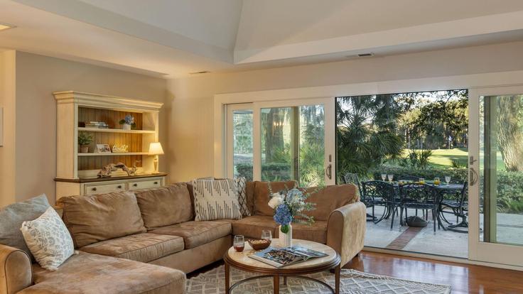 Salle de séjour élégante avec mobilier moderne dans un appartement à Building Loblolly Road - avantstay - 1398412 à Hilton Head Island, Hilton Head Island