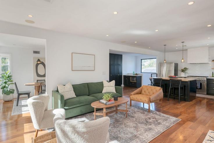 Elegantly designed living room with modern furnishings in an apartment at Building Teviot Street - avantstay - 1027301 - LAX in Los Angeles, Los Angeles