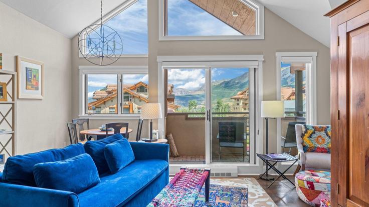 Sala de estar elegantemente projetada com móveis modernos em um apartamento no Building Lost Creek Lane - avantstay - 1028208 - USA em Mountain Village, Mountain Village