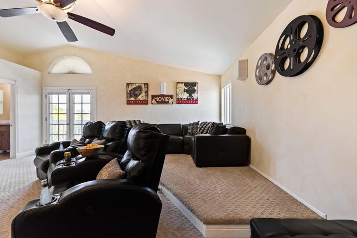 Building Pratt Road - avantstay - 1031426 - LAX adresindeki bir dairede modern mobilyalarla zarif bir şekilde tasarlanmış oturma odası Temecula, Temecula Building Pratt Road - avantstay - 1031426 - LAX adresindeki bir dairede modern mobilyalarla zarif bir şekilde tasarlanmış oturma odası Temecula, Temecula