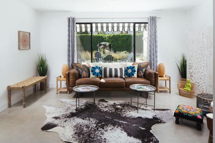 Salle de séjour élégante avec mobilier moderne dans un appartement à Building South Camino Real - avantstay - 1027879 - LAX à Palm Springs, Palm Springs
