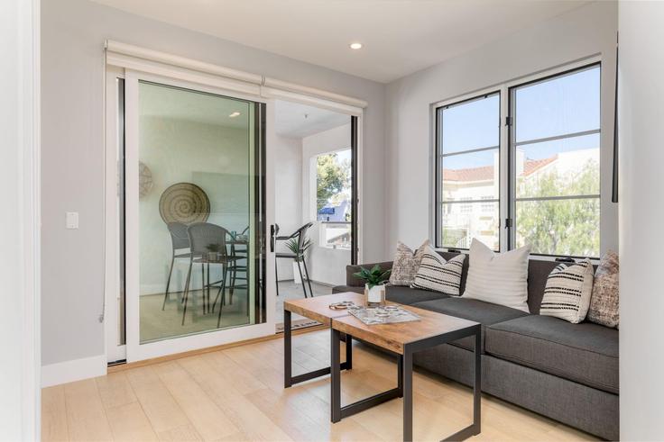 Newport Beach Newport BeachのBuilding Larkspur Avenue - avantstay - 1027686 - LAXのアパートメントにある、モダンな家具を備えたエレガントなデザインのリビングルーム Newport Beach Newport BeachのBuilding Larkspur Avenue - avantstay - 1027686 - LAXのアパートメントにある、モダンな家具を備えたエレガントなデザインのリビングルーム