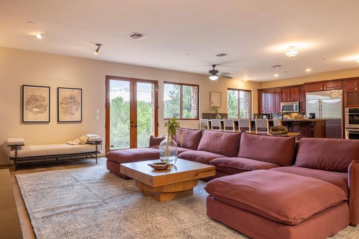 Salle de séjour élégante avec mobilier moderne dans un appartement à Building Pyramid View Drive - avantstay - 1027711 à Sedona, Sedona Salle de séjour élégante avec mobilier moderne dans un appartement à Building Pyramid View Drive - avantstay - 1027711 à Sedona, Sedona