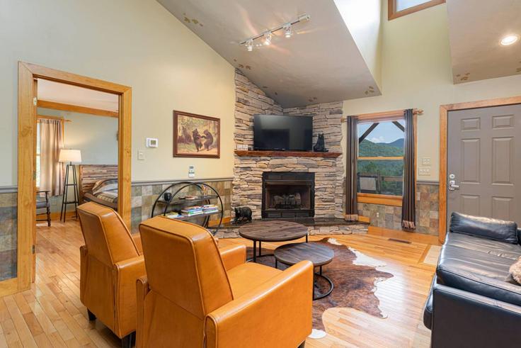 Salle de séjour élégante avec mobilier moderne dans un appartement à Building Dry Spring Road - avantstay - 1027479 - USA à Candler, Candler