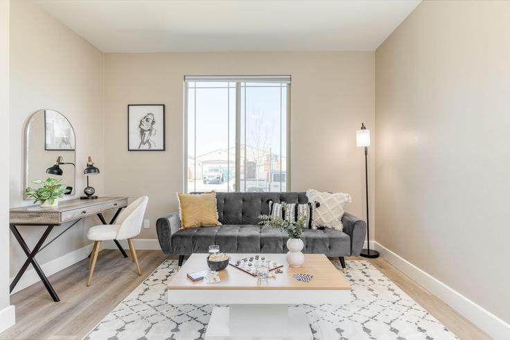 Building Calle Chavez - avantstay - 1027581 - LAX adresindeki bir dairede modern mobilyalarla zarif bir şekilde tasarlanmış oturma odası Coachella, Coachella