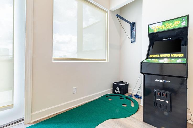 Elegante sala de estar con mobiliario moderno en un apartamento en Building Jefferson Street - avantstay - 1026922 - BNA en Nashville, Nashville