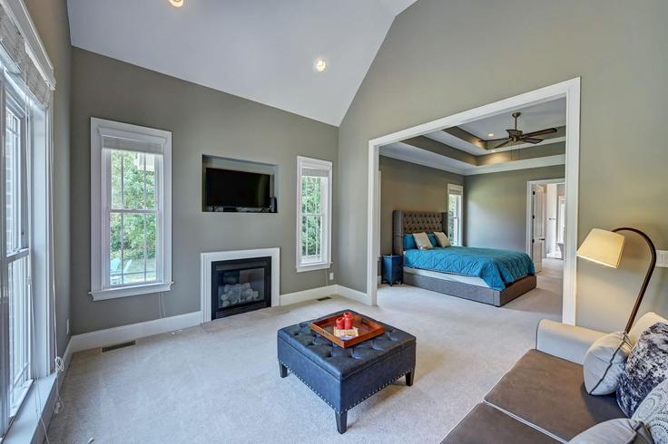 Elegant gestaltetes Wohnzimmer mit moderner Einrichtung in einer Wohnung im Building Sunset Drive - avantstay - 1027286 - USA in Huntersville, Huntersville