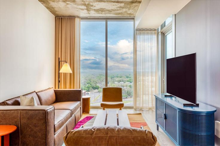 Austin AustinのBuilding East Avenue - avantstay - 1027991 - ATXのアパートメントにある、モダンな家具を備えたエレガントなデザインのリビングルーム
