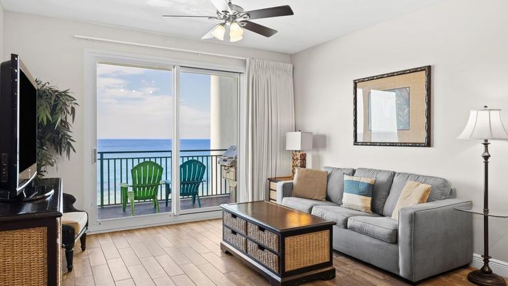 Salle de séjour élégante avec mobilier moderne dans un appartement à Building Florida 30 - avantstay - 1399933 à Panama City Beach, Panama City Beach