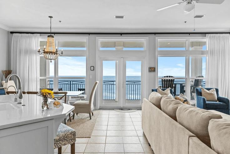 Santa Rosa Beach, Santa Rosa Beach에 위치한 Building Nature Way - avantstay - 1036469 - USA 유닛의 세련된 인테리어가 돋보이는 거실 Santa Rosa Beach, Santa Rosa Beach에 위치한 Building Nature Way - avantstay - 1036469 - USA 유닛의 세련된 인테리어가 돋보이는 거실