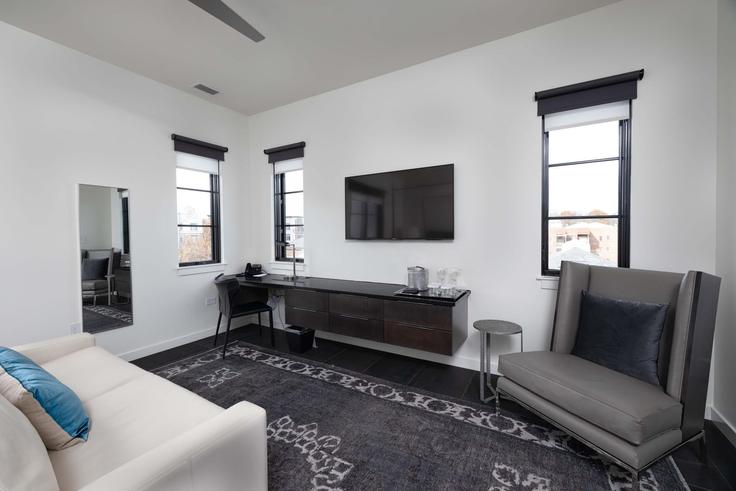 Nashville NashvilleのBuilding 30th Avenue North - avantstay - 1028425 - BNAのアパートメントにある、モダンな家具を備えたエレガントなデザインのリビングルーム Nashville NashvilleのBuilding 30th Avenue North - avantstay - 1028425 - BNAのアパートメントにある、モダンな家具を備えたエレガントなデザインのリビングルーム