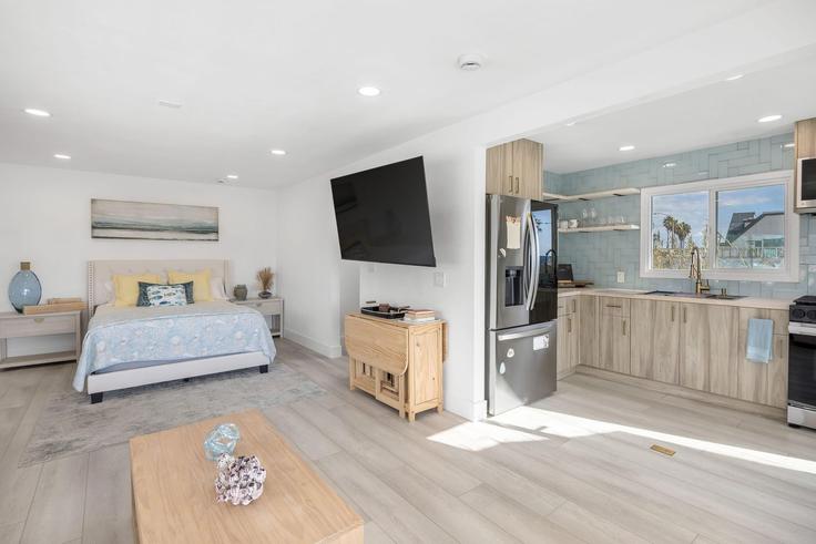 Building Orange Avenue - avantstay - 1052970 - LAX adresindeki bir dairede modern mobilyalarla zarif bir şekilde tasarlanmış oturma odası Huntington Beach, Huntington Beach