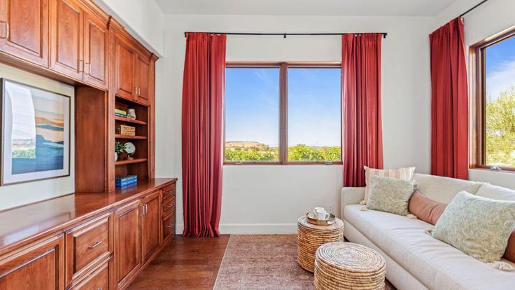 Paso Robles Paso RoblesのBuilding Fortini Way - avantstay - 1403942のアパートメントにある、モダンな家具を備えたエレガントなデザインのリビングルーム